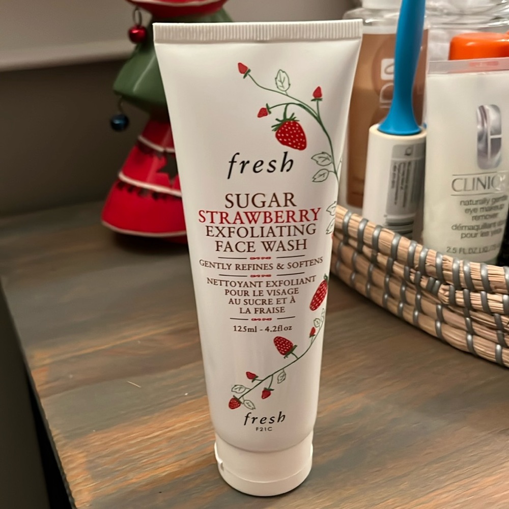 Fresh strawberry, exfoliating face wash